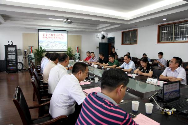 我院领导和签约学校负责人在会上讨论 我院领导和签约学校负责人在会上讨论