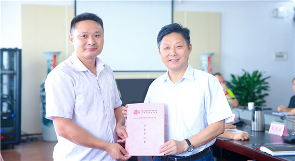 黄策先向张红专同志递交安全责任书 黄策先向张红专同志递交安全责任书